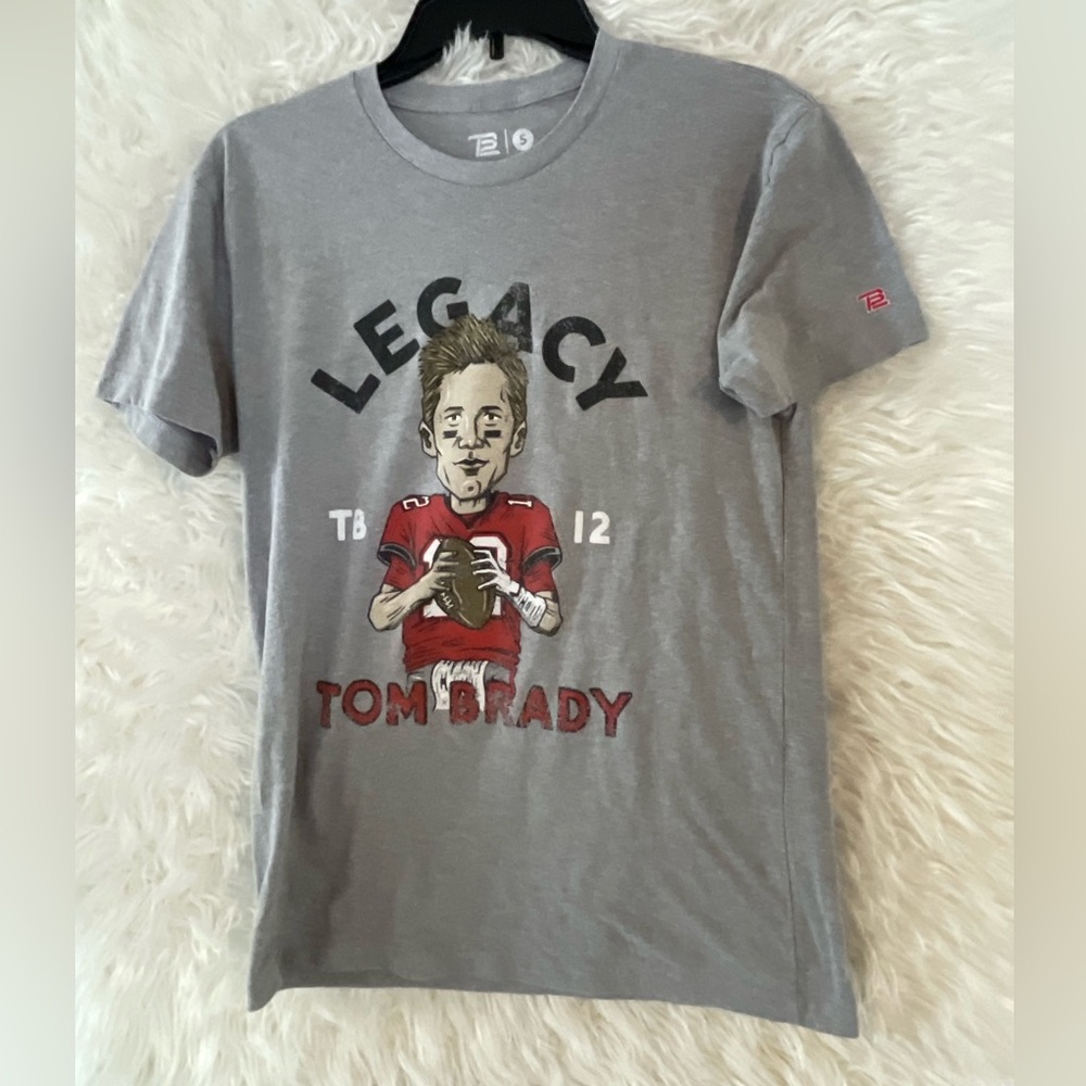 Tom Brady TB12 Legacy Men’s Short Sleeve Graphic Grey T-Shirt. Size Small